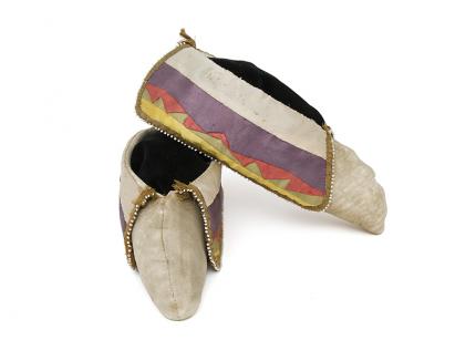 antique Moccasins for sale, Potawatomi, native american plains indian, 19th century, circa 1880, beaded 19th century moccasins, antique native american moccasins, potawatomi moccasins circa 1880, moccasins with purple and pink ribbon